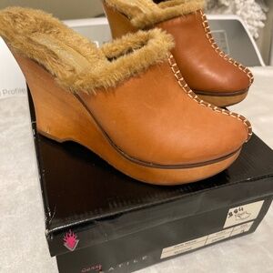 Very Volatile Moscow Brown Leather Wood Wedge Clogs Faux Fur Lined – Size 5
